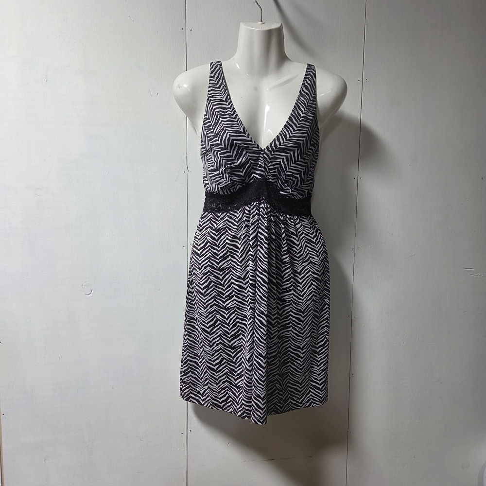 Delta Burke Black and White V-Neck Lace-Waist Mini Dress